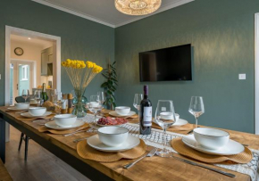 Clifton Town House with Cinema Room Perfect for Groups, Families, Friends Hens & Stags!